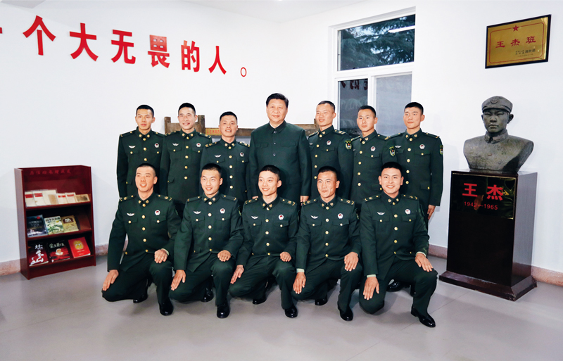 2017年12月13日，中共中央總書記、國(guó)家主席、中央軍委主席習(xí)近平到第71集團(tuán)軍視察。這是習(xí)近平同“王杰班”戰(zhàn)士合影。 新華社記者 李剛/攝
