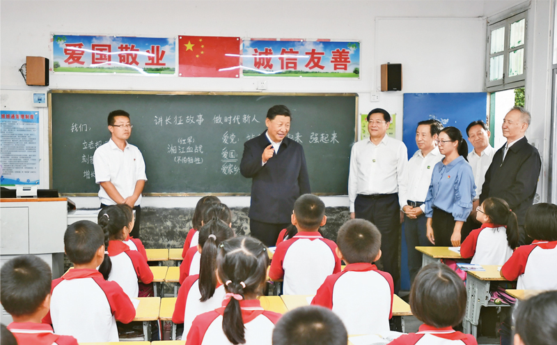 2020年9月16日至18日，中共中央總書記、國(guó)家主席、中央軍委主席習(xí)近平在湖南考察。這是16日下午，習(xí)近平在郴州市汝城縣文明瑤族鄉(xiāng)第一片小學(xué)，同正在上思政課的同學(xué)們親切交流。 新華社記者 謝環(huán)馳/攝