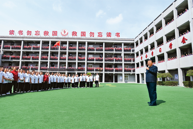 2021年9月13日至14日，中共中央總書記、國(guó)家主席、中央軍委主席習(xí)近平在陜西省榆林市考察。這是14日上午，習(xí)近平在綏德實(shí)驗(yàn)中學(xué)考察時(shí)，同師生親切交流。 新華社記者 謝環(huán)馳/攝